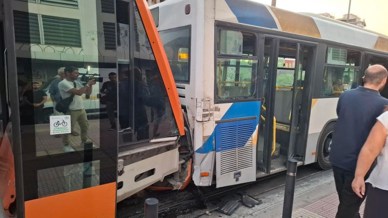 Τραμ συγκρούστηκε με λεωφορείο: Έφτασαν τους 30 οι τραυματίες (video)