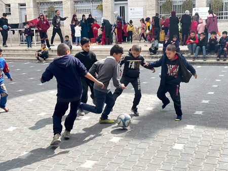 Συγκλονιστική εικόνα! Παιδιά παίζουν μπάλα μπροστά από βομβαρδισμένο τοπίο (video)