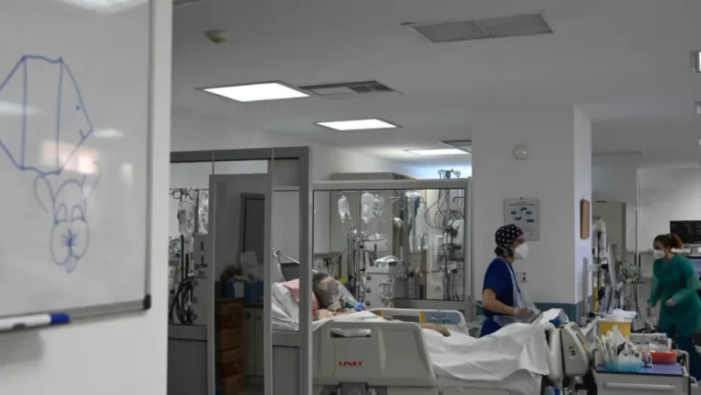 Κρίσιμη η κατάσταση του 22χρονου που προσπάθησε να καταπιεί αμάσητο μπέργκερ – Έχει υποστεί βλάβη σε ζωτικά όργανα