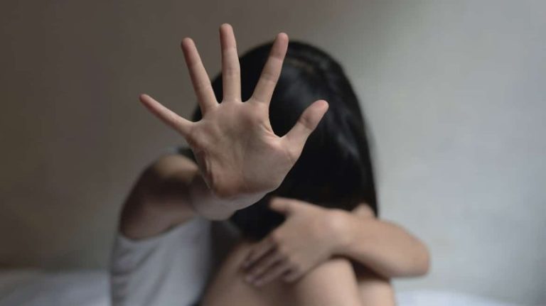 Κορωπί: Ο 50χρονος που ξυλοκόπησε τη σύζυγό του είχε συλληφθεί ξανά το 2023