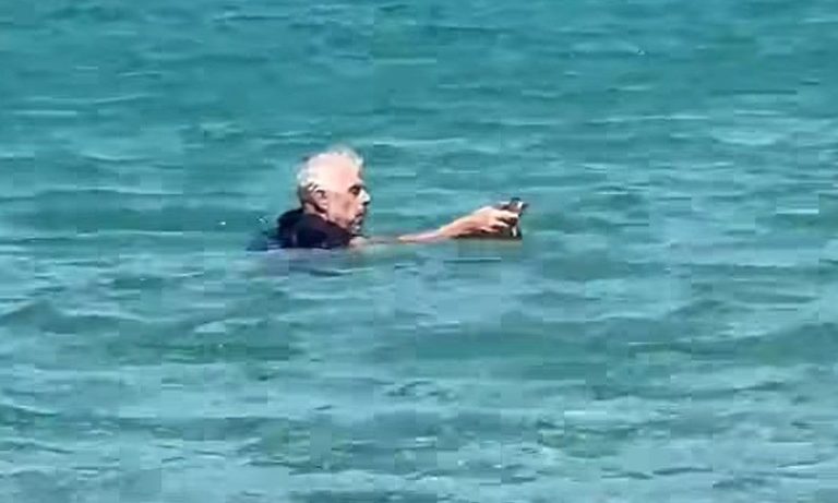 H συγκινητική στιγμή που τουρίστας πέφτει στη θάλασσα για να σώσει γατάκι (video)