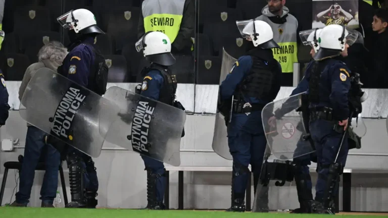 Επίθεση οπαδών σε διμοιρία των ΜΑΤ στη Φιλαδέλφεια – Τρεις τραυματίες