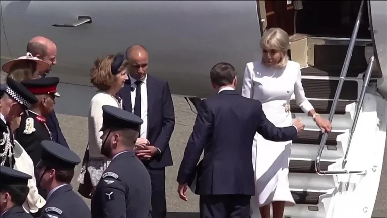 Δύο στα… δύο! Η Μπριζίτ «έφτυσε» τον Μακρόν που πρόσφερε βοήθεια (video)