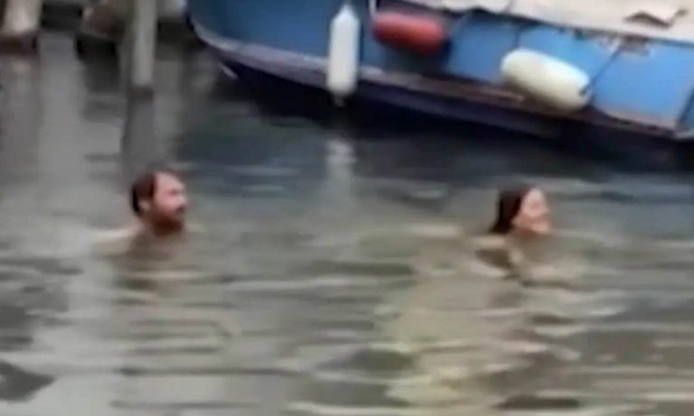 Πρόστιμο γιατί κολυμπούσαν στο… Grand Canal! (video)