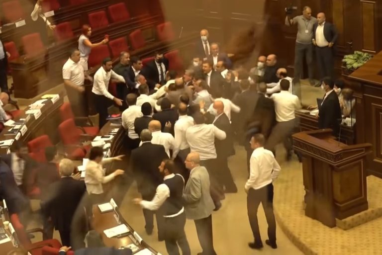 Πιάστηκαν στα «χέρια» βουλευτές μέσα στο Κοινοβούλιο (video)