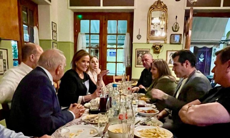 Γιατί η Ντόρα έγινε… διαιτητής σε τραπέζωμα στη Δραπετσώνα; (photos)