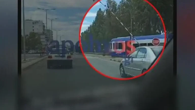 Η στιγμή που Προαστιακός στην Πάτρα περνά φυλασσόμενη διάβαση με τις μπάρες ανοιχτές (video)