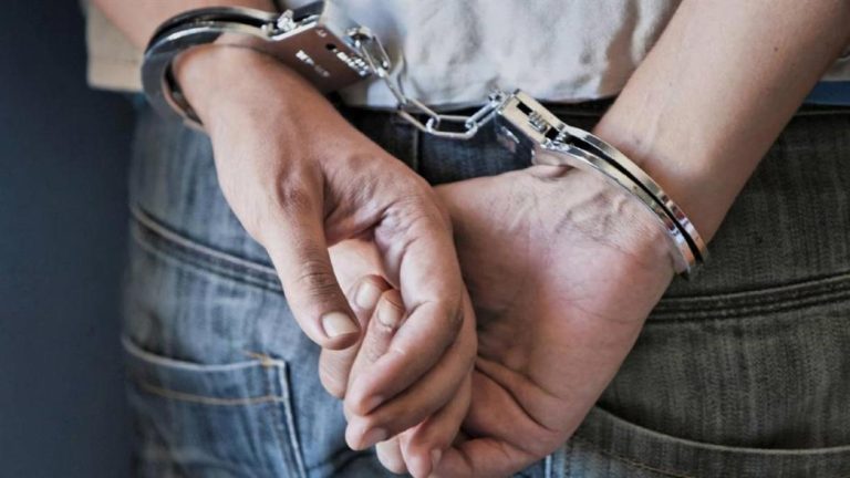 Χάος στο κέντρο της Λαμίας από μεθυσμένο οδηγό-Τράκαρε πέντε αυτοκίνητα, διέφυγε πεζός