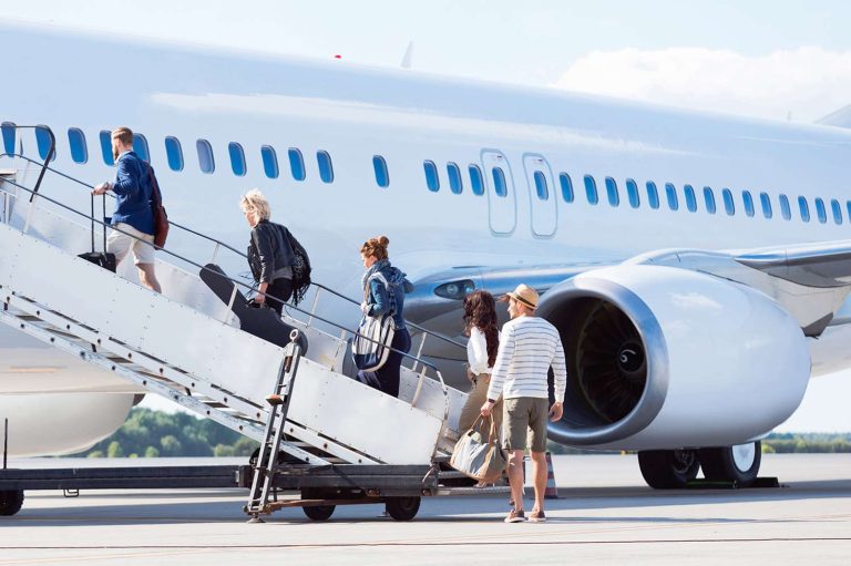 Αεροπορική εταιρεία εξυπηρετεί με βάση το… ντύσιμο!