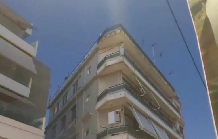 «Βουτιά θανάτου» γυναίκας από τον 4ο όροφο: Είχε ένα μικρό παιδί (photo+video)