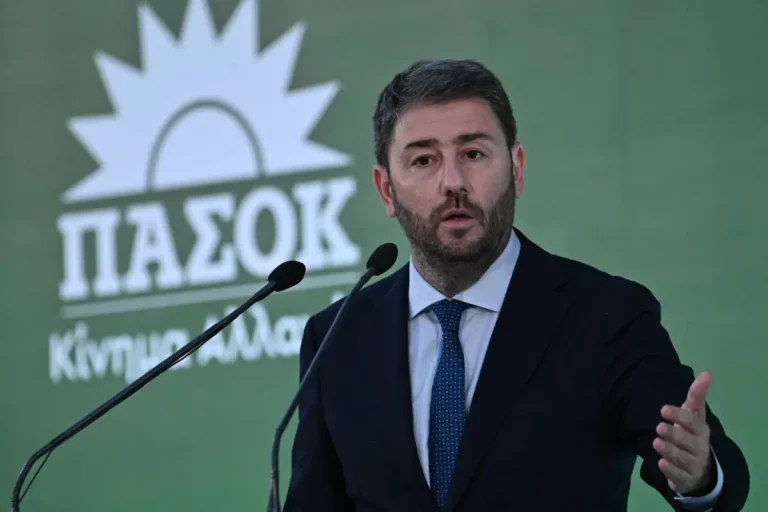 ΠΑΣΟΚ: Επιχειρεί κυβερνητικό ρήγμα μέσω πλατείας και μνημείου