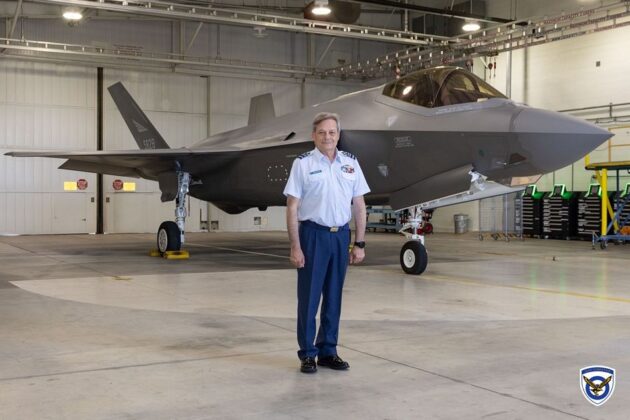 Στη «φωλιά» των F35 ο Αρχηγός ΓΕΑ