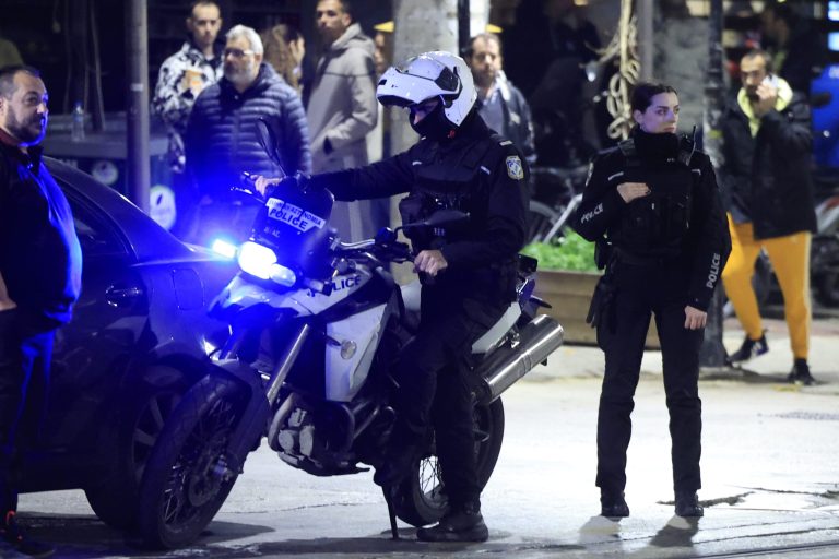 Τρόμος στο Κολωνάκι: Εισέβαλαν σε σπίτι ηλικιωμένης, την έδεσαν με ταινία και τη λήστεψαν