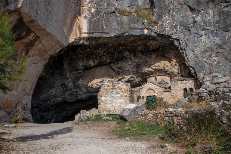 Η Σπηλιά του Νταβέλη: Η πιο… μυστηριώδης σπηλιά της Αττικής!