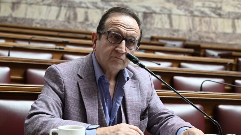 Σάλος μετά τη δήλωση Μπιμπίλα για «ηλίθιους εργαζόμενους της ΕΡΤ»
