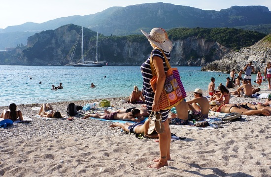Ανικανοποίητη Βρετανίδα τουρίστρια: Διακοπές «κόλαση» στην Ελλάδα με ενοχλητικό… ήλιο!