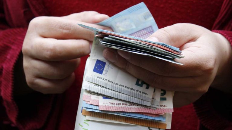 Ανησυχητική προειδοποίηση της ΕΚΤ: Να έχετε πάντα μετρητά στο σπίτι! (video)