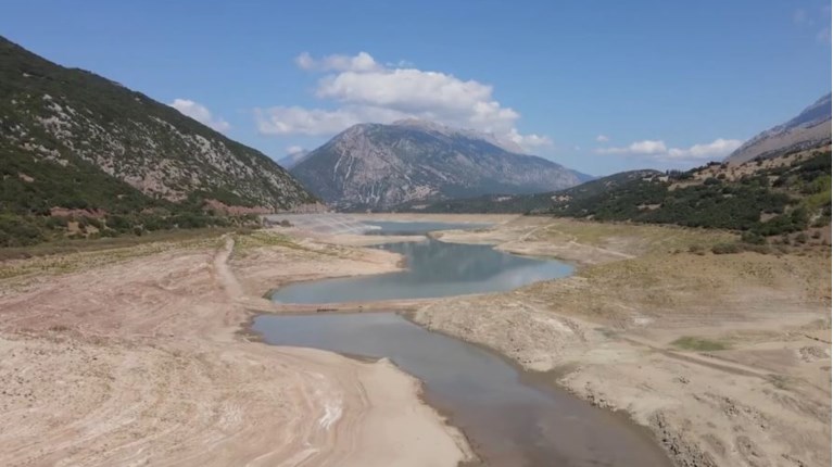 «Καμπανάκι» για τη λίμνη του Μόρνου που… στερεύει! (video)