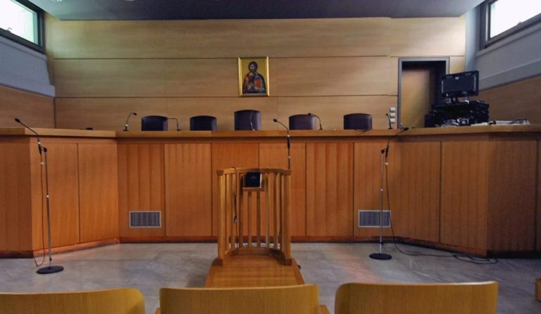 Απείλησε την κατάκοιτη μητέρα του να αλλάξει τη διαθήκη της