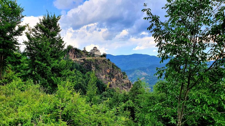 Ένα ιστορικό μοναστήρι στην «αγκαλιά» του βράχου (PHOTOS)