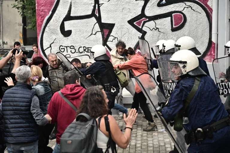 Επεισόδια έξω από την Πρωτοβάθμια Διεύθυνση Εκπαίδευσης στο Μεταξουργείο (video+photo)