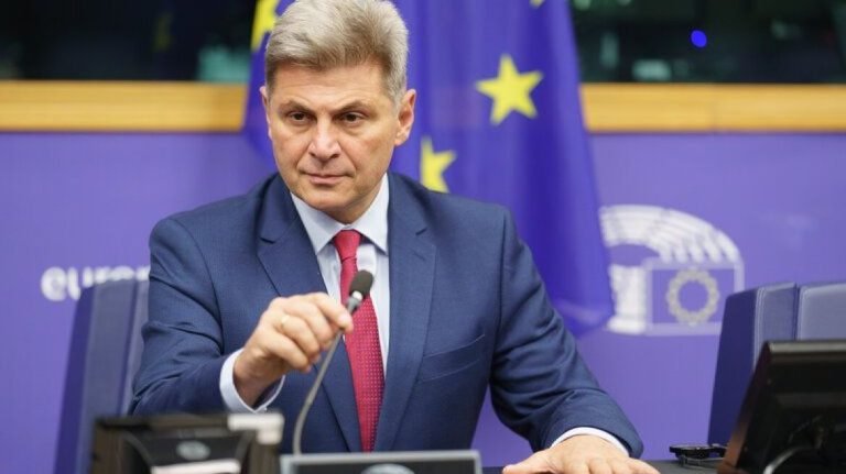Η αντίδραση Φαραντούρη μετά τη διαγραφή του από τον ΣΥΡΙΖΑ: «Συνεχίζω το έργο μου στην Ευρώπη και την Ελλάδα»