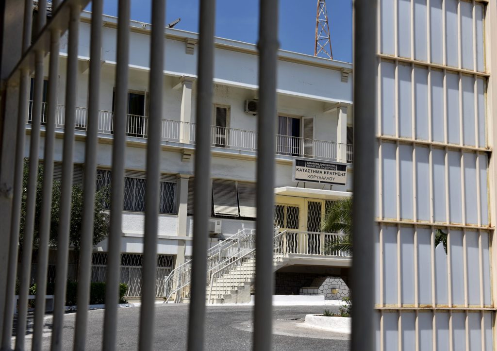 Γιατί ο Στρατός εκπαιδεύει τους φρουρούς των φυλακών;