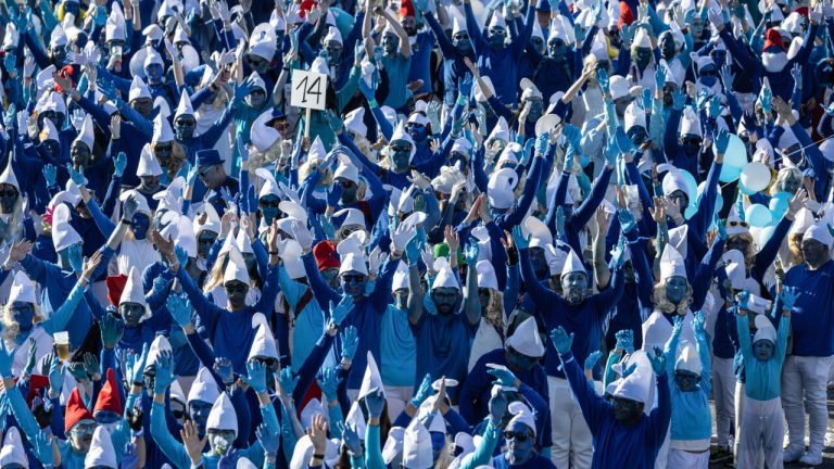H Γαλλία πλημύρισε από… στρουμφάκια! (video)