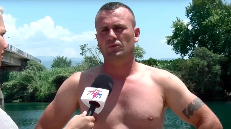 Συγκλονίζει ο άνδρας που έσωσε τα παιδιά από τον Άραχθο: Θα μπορούσε να είναι το παιδί μου (video)