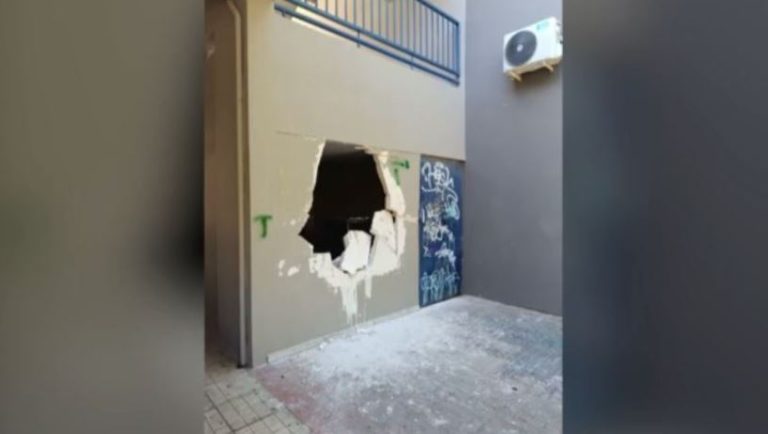 Γκρέμισαν μέχρι και τοίχους με βαριοπούλα σε σχολείο της Νέας Ιωνίας! (VIDEO)