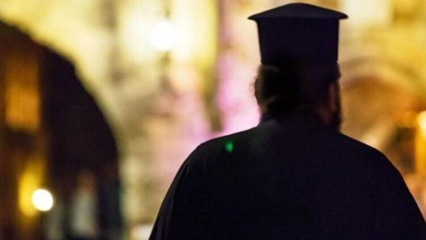 Απίστευτο περιστατικό: Μεθυσμένος ιερέας παραλίγο να πέσει σε τάφο σε κηδεία