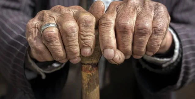 Χειροπέδες σε… 93χρονο που έδειρε με το μπαστούνι τη σύζυγό του