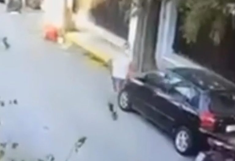 Βίντεο-ντοκουμέντο από γνωστό τράπερ που παρίστανε τον λογιστή για να «ξαφρίσει» ηλικιωμένη!