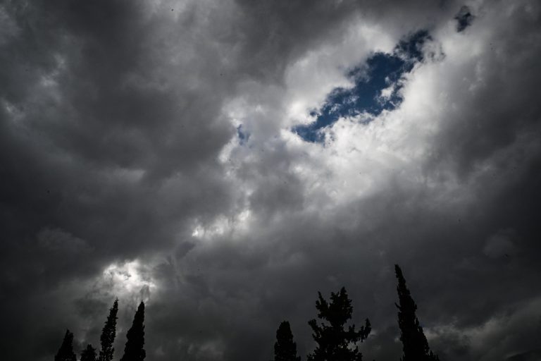 Καιρός: Ξεκινά η εβδομάδα με συννεφιές και συνεχίζει με βροχές (VIDEO)