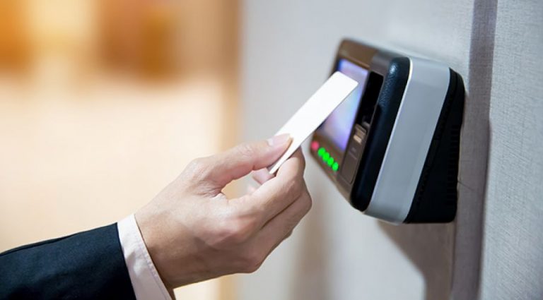 Επεκτείνεται πιλοτικά από αύριο η ψηφιακή κάρτα εργασίας σε 3 κλάδους