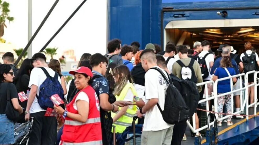 Περισσότεροι από 32.000 εκδρομείς αναχωρούν την Μεγάλη Πέμπτη από τα λιμάνια της Αττικής
