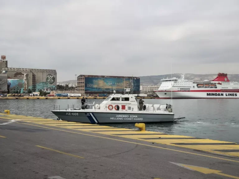 Πειραιάς: Λιμενικός έσωσε 48χρονο που έπεσε στη θάλασσα