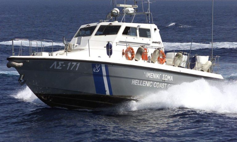 Νέα Στύρα: Προσάραξη πλοίου σε βραχονησίδα – Ο καπετάνιος δεν ενημέρωσε εγκαίρως τις Αρχές (video)