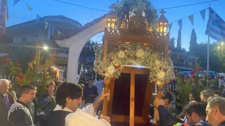 Πιστοί στο Προκόπι Εύβοιας έκαναν λιτανεία για να σταματήσουν οι σεισμοί