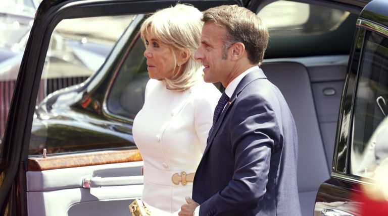 Η Daily Mail αποκαλύπτει τον λόγο που η Μπριζίτ Μακρόν ήταν (ξανά) απόμακρη από το Μακρόν