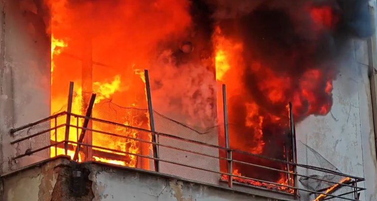 Στις φλόγες εγκαταλελειμμένο διώροφο στο Μεταξουργείο (VIDEO)