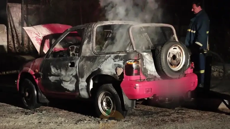 Μυστήριο με τη σορό άνδρα που εντοπίστηκε σε καμένο αυτοκίνητο στο Μετς (video)