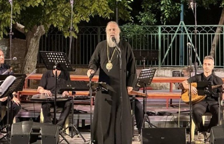 Μητροπολίτης πήρε το μικρόφωνο για ένα ξεχωριστό τραγούδι! (VIDEO)