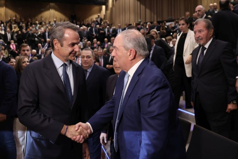 Από μακριά κι αγαπημένοι