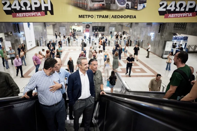 Η βόλτα του Κυριάκου Μητσοτάκη στο μετρό του Συντάγματος (PHOTOS)