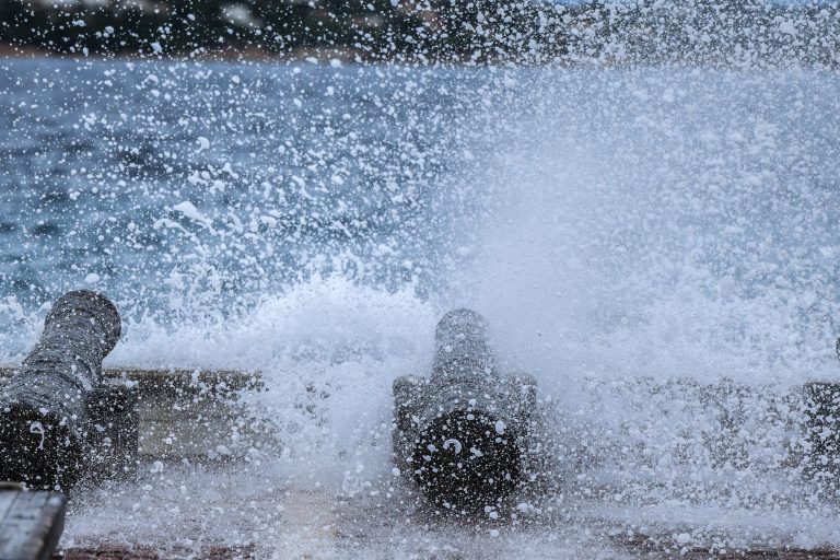 Θυελλώδεις άνεμοι έως 9 μποφόρ στο Αιγαίο – Στους 38 βαθμούς το θερμόμετρο