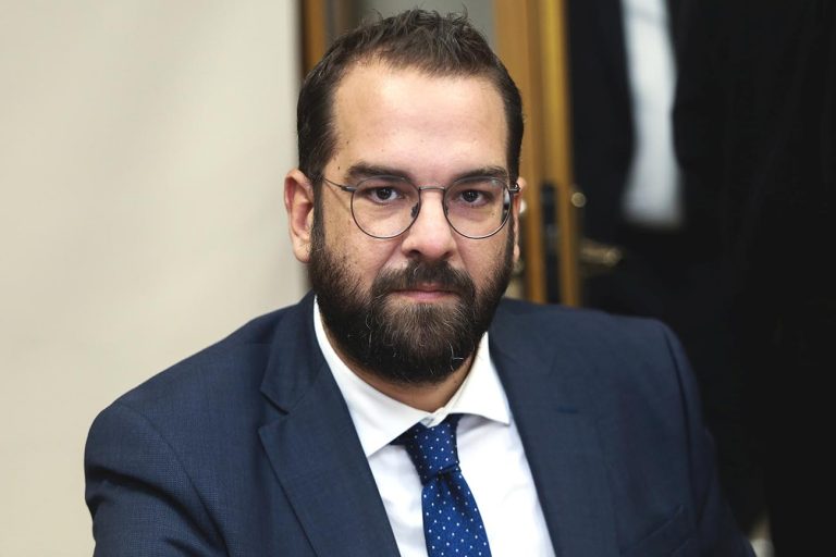 Ο “νηστικός” Φαρμάκης, τα τιραμισού και τα “ταΐσματα”