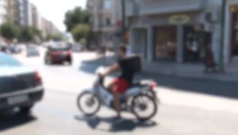 Κράνος ούτε… στον αγκώνα παρά τη «βροχή» προστίμων! (VIDEO)
