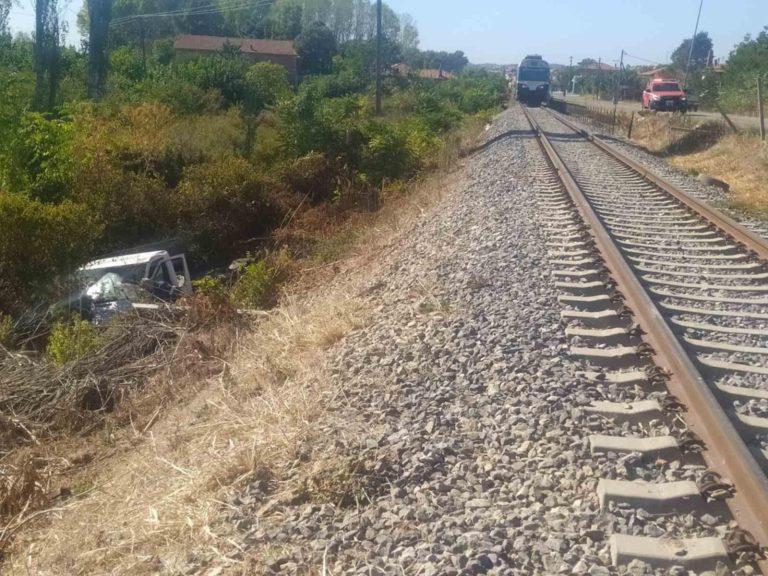 Τρένο παρέσυρε φορτηγάκι που παραβίασε διάβαση στο Σουφλί