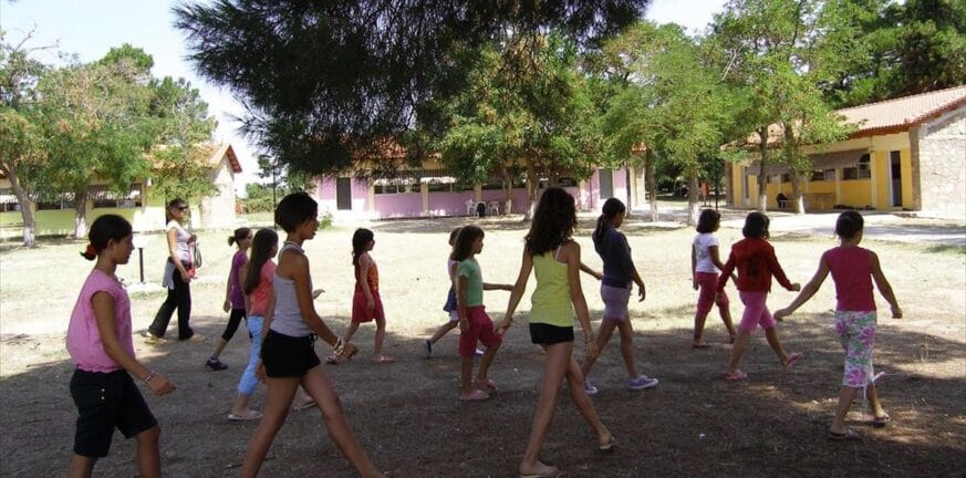 Ξεκινούν οι αιτήσεις για 70.000 vouchers παιδικών κατασκηνώσεων της ΔΥΠΑ